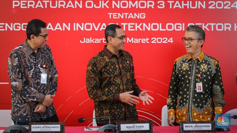Kepala Eksekutif Pengawas Inovasi Teknologi Sektor Keuangan, Aset Keuangan Digital, dan Aset Kripto Otoritas Jasa Keuangan (OJK) Hasan Fawzi (tengah),  Deputi Komisioner Pengawas Inovasi Teknologi Sektor Keuangan, Aset Keuangan Digital dan Aset Kripto OJK Moch. Ihsanuddin (kanan), dan Kepala Departemen Pengaturan dan Perizinan Inovasi Teknologi Sektor Keuangan, Aset Keuangan Digital dan Aset Kripto OJK Djoko Kurnijanto berbincang dalam acara Media Briefing Peraturan OJK (POJK) Nomor 3 Tahun 2024 tentang Penyelenggaraan Inovasi Teknologi Sektor Keuangan di Gedung Soemitro Djojohadikusumo, Jakarta, Selasa (26/3/2024). (CNBC Indonesia/Faisal Rahman)