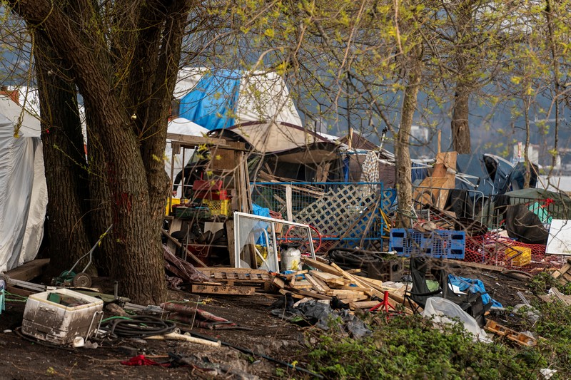 Vancouver Park Rangers memasang pagar untuk menampung area saat Kota Vancouver merencanakan pembersihan Taman Kepiting tepi laut tempat para tunawisma berkemah selama tiga tahun, di Vancouver, British Columbia, Kanada 25 Maret 2024. Vancouver Park Rangers memasang pagar untuk menampung area saat Kota Vancouver merencanakan pembersihan Taman Kepiting tepi laut tempat para tunawisma berkemah selama tiga tahun, di Vancouver, British Columbia, Kanada 25 Maret 2024. (REUTERS/Paige Taylor White)