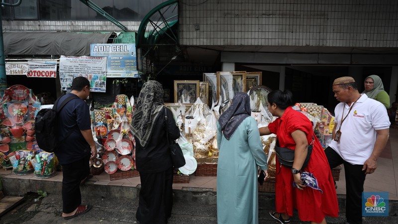 Pembuatan parcel di kawasan Pasar Kembang Cikini, Pegangsaan, Jakarta, Selasa (26/3/2024). (CNBC Indonesia/Tri Susilo) Pembuatan parcel di kawasan Pasar Kembang Cikini, Pegangsaan, Jakarta, Selasa (26/3/2024). (CNBC Indonesia/Tri Susilo)