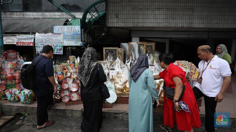 Pembuatan parcel di kawasan Pasar Kembang Cikini, Pegangsaan, Jakarta, Selasa (26/3/2024). (CNBC Indonesia/Tri Susilo)