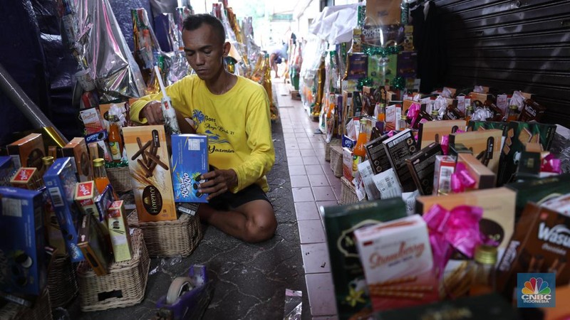 Pembuatan parcel di kawasan Pasar Kembang Cikini, Pegangsaan, Jakarta, Selasa (26/3/2024). (CNBC Indonesia/Tri Susilo)