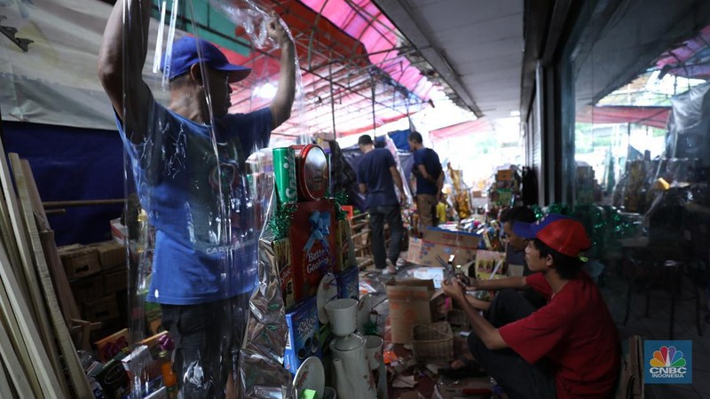 Pembuatan parcel di kawasan Pasar Kembang Cikini, Pegangsaan, Jakarta, Selasa (26/3/2024). (CNBC Indonesia/Tri Susilo)