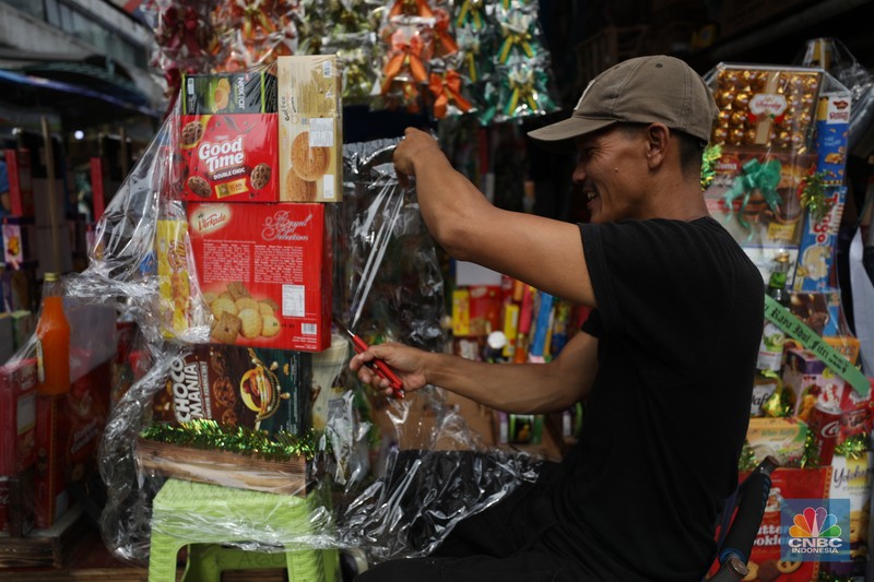 Pembuatan parcel di kawasan Pasar Kembang Cikini, Pegangsaan, Jakarta, Selasa (26/3/2024). (CNBC Indonesia/Tri Susilo) Pembuatan parcel di kawasan Pasar Kembang Cikini, Pegangsaan, Jakarta, Selasa (26/3/2024). (CNBC Indonesia/Tri Susilo)