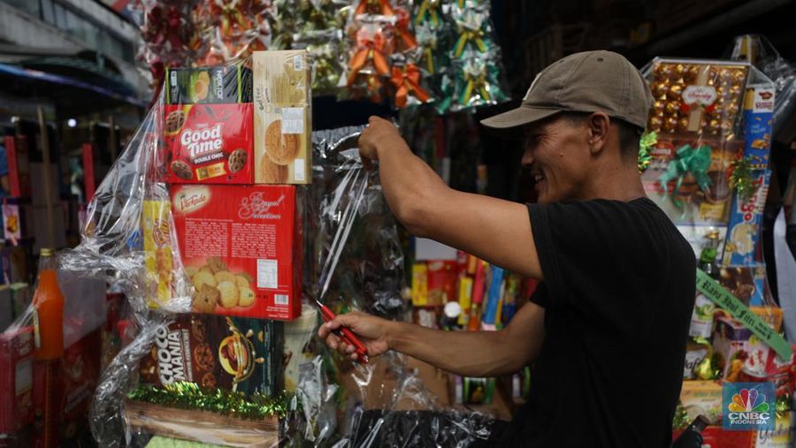 Pembuatan parcel di kawasan Pasar Kembang Cikini, Pegangsaan, Jakarta, Selasa (26/3/2024). (CNBC Indonesia/Tri Susilo)