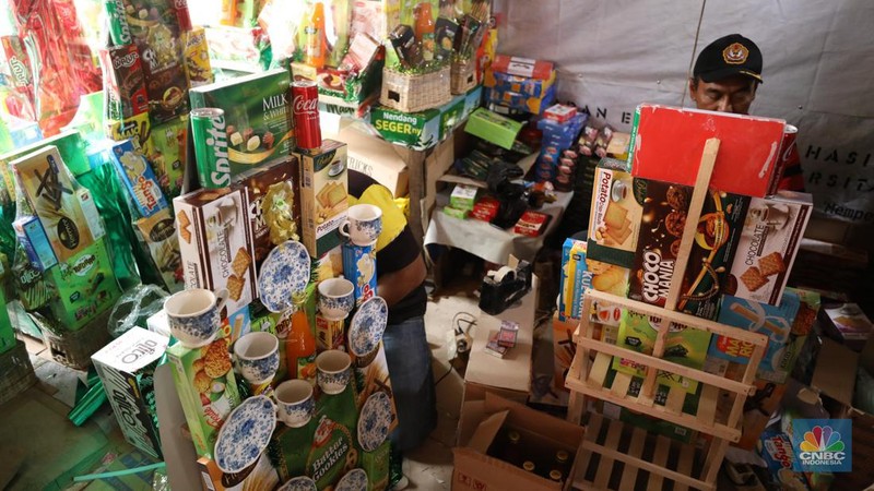 Pembuatan parcel di kawasan Pasar Kembang Cikini, Pegangsaan, Jakarta, Selasa (26/3/2024). (CNBC Indonesia/Tri Susilo)