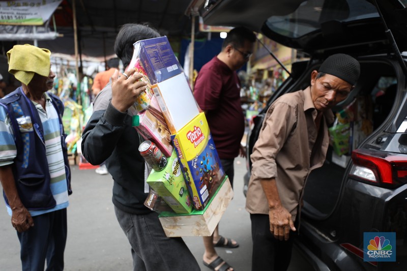 Pembuatan parcel di kawasan Pasar Kembang Cikini, Pegangsaan, Jakarta, Selasa (26/3/2024). (CNBC Indonesia/Tri Susilo) Pembuatan parcel di kawasan Pasar Kembang Cikini, Pegangsaan, Jakarta, Selasa (26/3/2024). (CNBC Indonesia/Tri Susilo)