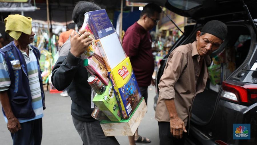 Pembuatan parcel di kawasan Pasar Kembang Cikini, Pegangsaan, Jakarta, Selasa (26/3/2024). (CNBC Indonesia/Tri Susilo)