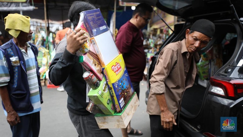 Pembuatan parcel di kawasan Pasar Kembang Cikini, Pegangsaan, Jakarta, Selasa (26/3/2024). (CNBC Indonesia/Tri Susilo)