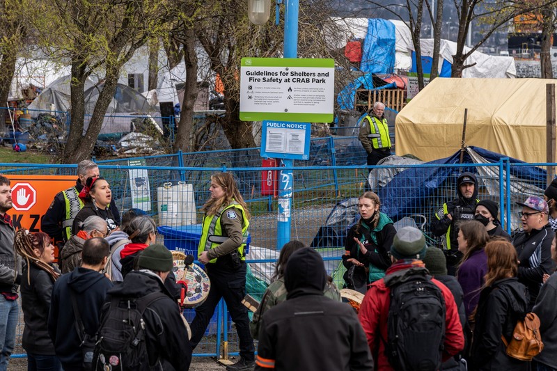 Vancouver Park Rangers memasang pagar untuk menampung area saat Kota Vancouver merencanakan pembersihan Taman Kepiting tepi laut tempat para tunawisma berkemah selama tiga tahun, di Vancouver, British Columbia, Kanada 25 Maret 2024. Vancouver Park Rangers memasang pagar untuk menampung area saat Kota Vancouver merencanakan pembersihan Taman Kepiting tepi laut tempat para tunawisma berkemah selama tiga tahun, di Vancouver, British Columbia, Kanada 25 Maret 2024. (REUTERS/Paige Taylor White)