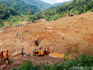 Tim SAR Lanjutkan Pencarian 10 Warga Tertimbun Longsor di Bandung Barat