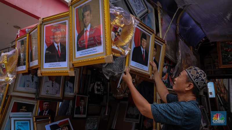 Penjual menata poster dengan foto pasangan Capres-Cawapres nomor urut 02, Prabowo Subianto dan Gibran Rakabuming Raka yang dijual pada kiosnya di kawasan Pasar Baru, Jakarta, Selasa (26/3/2024). Penjual menata poster dengan foto pasangan Capres-Cawapres nomor urut 02, Prabowo Subianto dan Gibran Rakabuming Raka yang dijual pada kiosnya di kawasan Pasar Baru, Jakarta, Selasa (26/3/2024). (CNBC Indonesia/Faisal Rahman)