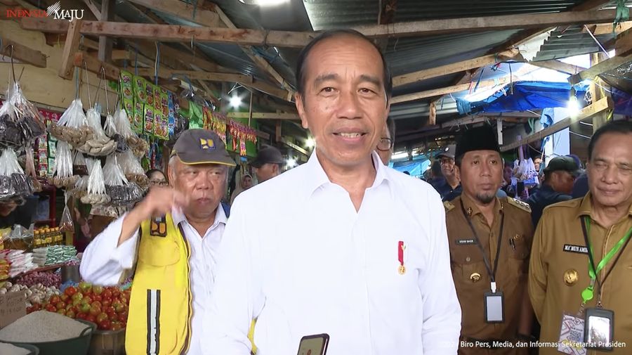 Presiden Jokowi memberikan keterangan Pers usai Tinjau Pasar Salakan, Banggai Kepulauan pada Selasa (26/3/2024). (Tangkapan Layar Youtube Sekretariat Presiden)