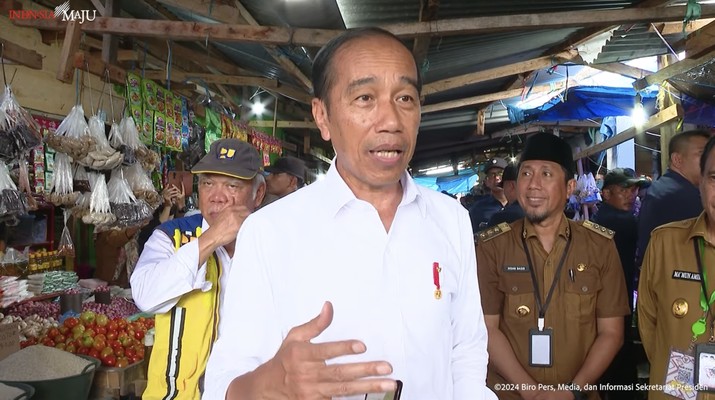 Presiden Jokowi memberikan keterangan Pers usai Tinjau Pasar Salakan, Banggai Kepulauan pada Selasa (26/3/2024). (Tangkapan Layar Youtube Sekretariat Presiden)