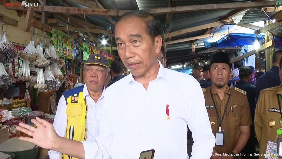 Presiden Jokowi memberikan keterangan Pers usai Tinjau Pasar Salakan, Banggai Kepulauan pada Selasa (26/3/2024). (Tangkapan Layar Youtube Sekretariat Presiden)