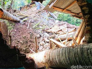 Penampakan Musala Rusak Imbas Longsor di Kawasan TNG Halimun Salak