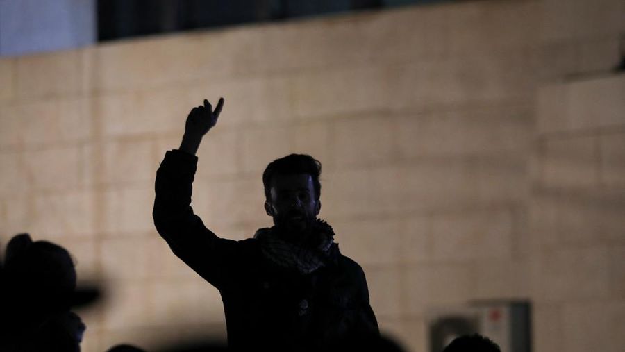 Seorang demonstran memberi isyarat saat melakukan protes mendukung warga Palestina di Gaza, di tengah konflik yang sedang berlangsung antara Israel dan kelompok Islam Palestina Hamas, di luar masjid Al Kalouti dekat kedutaan Israel di Amman, Yordania, 25 Maret 2024. (REUTERS/Alaa Al-Sukhni)