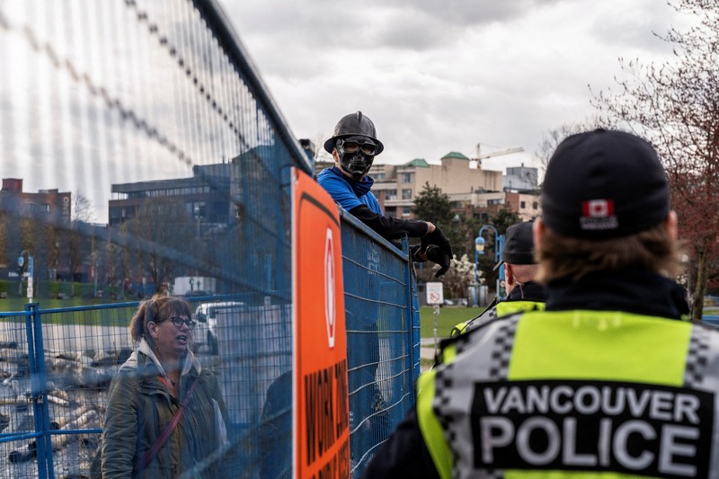 Vancouver Park Rangers memasang pagar untuk menampung area saat Kota Vancouver merencanakan pembersihan Taman Kepiting tepi laut tempat para tunawisma berkemah selama tiga tahun, di Vancouver, British Columbia, Kanada 25 Maret 2024. Vancouver Park Rangers memasang pagar untuk menampung area saat Kota Vancouver merencanakan pembersihan Taman Kepiting tepi laut tempat para tunawisma berkemah selama tiga tahun, di Vancouver, British Columbia, Kanada 25 Maret 2024. (REUTERS/Paige Taylor White)