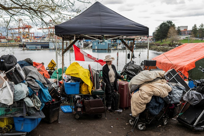Vancouver Park Rangers memasang pagar untuk menampung area saat Kota Vancouver merencanakan pembersihan Taman Kepiting tepi laut tempat para tunawisma berkemah selama tiga tahun, di Vancouver, British Columbia, Kanada 25 Maret 2024. Vancouver Park Rangers memasang pagar untuk menampung area saat Kota Vancouver merencanakan pembersihan Taman Kepiting tepi laut tempat para tunawisma berkemah selama tiga tahun, di Vancouver, British Columbia, Kanada 25 Maret 2024. (REUTERS/Paige Taylor White)