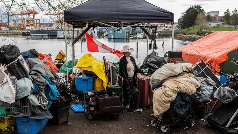 Vancouver Park Rangers memasang pagar untuk menampung area saat Kota Vancouver merencanakan pembersihan Taman Kepiting tepi laut tempat para tunawisma berkemah selama tiga tahun, di Vancouver, British Columbia, Kanada 25 Maret 2024. (REUTERS/Paige Taylor White)