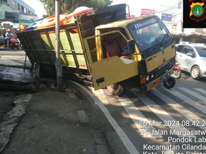 Truk Terperosok di Jl Margasatwa Cilandak, Lalin Macet