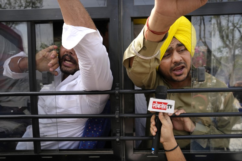 Polisi menahan anggota Partai Aam Admi, atau Partai Rakyat Biasa, saat protes terhadap penangkapan pemimpin partai mereka Arvind Kejriwal di New Delhi, India, Selasa, 26 Maret 2024. Polisi India telah menahan puluhan pengunjuk rasa oposisi dan mencegah mereka mulai dari melakukan unjuk rasa ke kediaman Perdana Menteri Narendra Modi untuk menuntut pembebasan pemimpin mereka dan pejabat tinggi terpilih di New Delhi yang ditangkap pekan lalu dalam kasus suap minuman keras. (AP Photo/Manish Swarup)