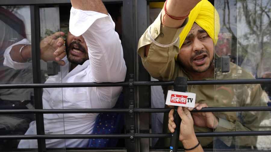 Polisi menahan anggota Partai Aam Admi, atau Partai Rakyat Biasa, saat protes terhadap penangkapan pemimpin partai mereka Arvind Kejriwal di New Delhi, India, Selasa, 26 Maret 2024. Polisi India telah menahan puluhan pengunjuk rasa oposisi dan mencegah mereka mulai dari melakukan unjuk rasa ke kediaman Perdana Menteri Narendra Modi untuk menuntut pembebasan pemimpin mereka dan pejabat tinggi terpilih di New Delhi yang ditangkap pekan lalu dalam kasus suap minuman keras. (AP Photo/Manish Swarup)