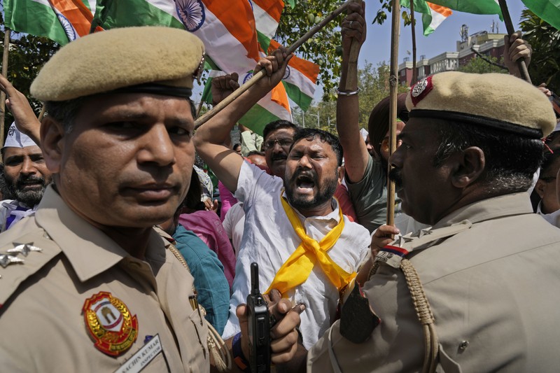 Polisi menahan anggota Partai Aam Admi, atau Partai Rakyat Biasa, saat protes terhadap penangkapan pemimpin partai mereka Arvind Kejriwal di New Delhi, India, Selasa, 26 Maret 2024. Polisi India telah menahan puluhan pengunjuk rasa oposisi dan mencegah mereka mulai dari melakukan unjuk rasa ke kediaman Perdana Menteri Narendra Modi untuk menuntut pembebasan pemimpin mereka dan pejabat tinggi terpilih di New Delhi yang ditangkap pekan lalu dalam kasus suap minuman keras. (AP Photo/Manish Swarup)
