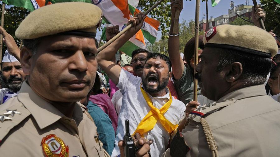 Polisi menahan anggota Partai Aam Admi, atau Partai Rakyat Biasa, saat protes terhadap penangkapan pemimpin partai mereka Arvind Kejriwal di New Delhi, India, Selasa, 26 Maret 2024. Polisi India telah menahan puluhan pengunjuk rasa oposisi dan mencegah mereka mulai dari melakukan unjuk rasa ke kediaman Perdana Menteri Narendra Modi untuk menuntut pembebasan pemimpin mereka dan pejabat tinggi terpilih di New Delhi yang ditangkap pekan lalu dalam kasus suap minuman keras. (AP Photo/Manish Swarup)