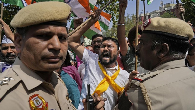 Polisi menahan anggota Partai Aam Admi, atau Partai Rakyat Biasa, saat protes terhadap penangkapan pemimpin partai mereka Arvind Kejriwal di New Delhi, India, Selasa, 26 Maret 2024. Polisi India telah menahan puluhan pengunjuk rasa oposisi dan mencegah mereka mulai dari melakukan unjuk rasa ke kediaman Perdana Menteri Narendra Modi untuk menuntut pembebasan pemimpin mereka dan pejabat tinggi terpilih di New Delhi yang ditangkap pekan lalu dalam kasus suap minuman keras. (AP Photo/Manish Swarup)