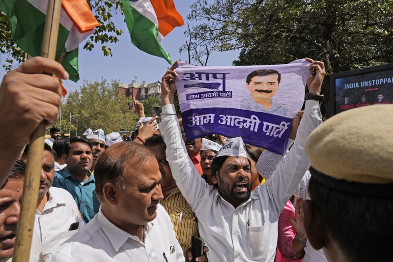 Polisi menahan anggota Partai Aam Admi, atau Partai Rakyat Biasa, saat protes terhadap penangkapan pemimpin partai mereka Arvind Kejriwal di New Delhi, India, Selasa, 26 Maret 2024. Polisi India telah menahan puluhan pengunjuk rasa oposisi dan mencegah mereka mulai dari melakukan unjuk rasa ke kediaman Perdana Menteri Narendra Modi untuk menuntut pembebasan pemimpin mereka dan pejabat tinggi terpilih di New Delhi yang ditangkap pekan lalu dalam kasus suap minuman keras. (AP Photo/Manish Swarup)