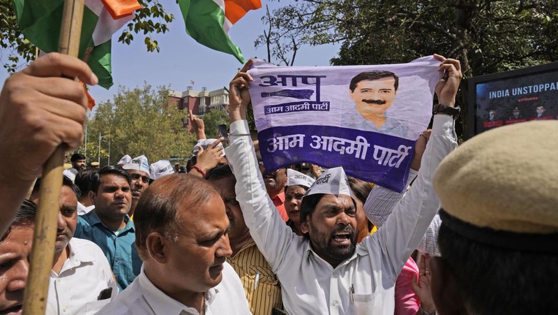 Polisi menahan anggota Partai Aam Admi, atau Partai Rakyat Biasa, saat protes terhadap penangkapan pemimpin partai mereka Arvind Kejriwal di New Delhi, India, Selasa, 26 Maret 2024. Polisi India telah menahan puluhan pengunjuk rasa oposisi dan mencegah mereka mulai dari melakukan unjuk rasa ke kediaman Perdana Menteri Narendra Modi untuk menuntut pembebasan pemimpin mereka dan pejabat tinggi terpilih di New Delhi yang ditangkap pekan lalu dalam kasus suap minuman keras. (AP Photo/Manish Swarup)