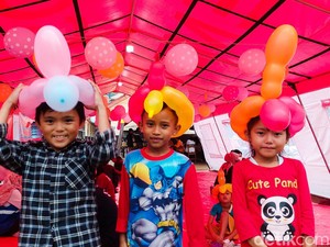 Senyuman Anak-anak di Pengungsian Korban Longsor Cipongkor