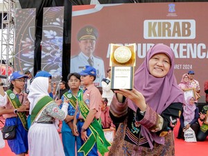 Ucapkan Selamat, Pimpinan DPRD Surabaya Ikut Arak Piala Adipura