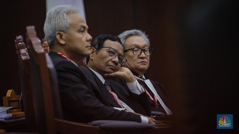 Pemohon Ganjar Pranowo dan Muhfud MD menghadiri sidang perdana sengketa hasil Pemilihan Presiden (Pilpres) 2024 di Gedung Mahkamah Konstitusi (MK), Jakarta, Rabu (27/3/2024). (CNBC Indonesia/Faisal Rahman)