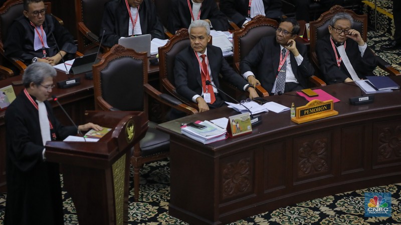 Pemohon Ganjar Pranowo dan Muhfud MD menghadiri sidang perdana sengketa hasil Pemilihan Presiden (Pilpres) 2024 di Gedung Mahkamah Konstitusi (MK), Jakarta, Rabu (27/3/2024). Pemohon Ganjar Pranowo dan Muhfud MD menghadiri sidang perdana sengketa hasil Pemilihan Presiden (Pilpres) 2024 di Gedung Mahkamah Konstitusi (MK), Jakarta, Rabu (27/3/2024). (CNBC Indonesia/Faisal Rahman)