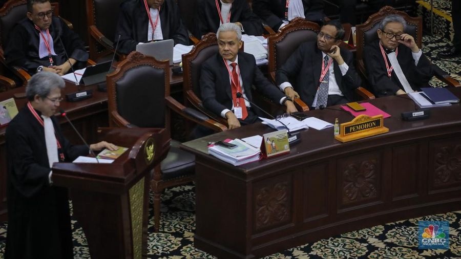 Pemohon Ganjar Pranowo dan Muhfud MD menghadiri sidang perdana sengketa hasil Pemilihan Presiden (Pilpres) 2024 di Gedung Mahkamah Konstitusi (MK), Jakarta, Rabu (27/3/2024). (CNBC Indonesia/Faisal Rahman)