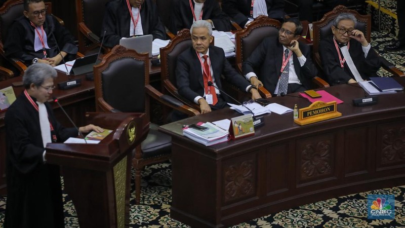 Pemohon Ganjar Pranowo dan Muhfud MD menghadiri sidang perdana sengketa hasil Pemilihan Presiden (Pilpres) 2024 di Gedung Mahkamah Konstitusi (MK), Jakarta, Rabu (27/3/2024). (CNBC Indonesia/Faisal Rahman)