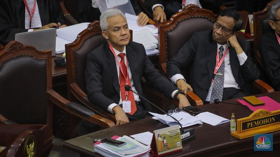 Pemohon Ganjar Pranowo dan Mahfud MD menghadiri sidang perdana sengketa hasil Pemilihan Presiden (Pilpres) 2024 di Gedung Mahkamah Konstitusi (MK), Jakarta, Rabu (27/3/2024). (CNBC Indonesia/Faisal Rahman)