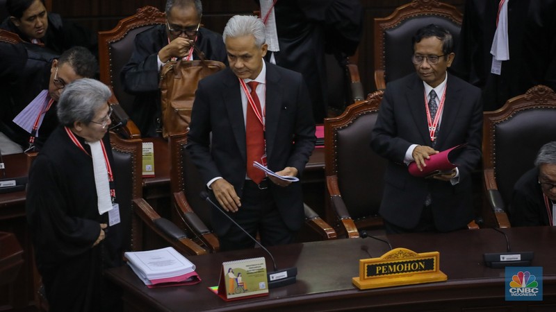 Pemohon Ganjar Pranowo dan Muhfud MD menghadiri sidang perdana sengketa hasil Pemilihan Presiden (Pilpres) 2024 di Gedung Mahkamah Konstitusi (MK), Jakarta, Rabu (27/3/2024). Pemohon Ganjar Pranowo dan Muhfud MD menghadiri sidang perdana sengketa hasil Pemilihan Presiden (Pilpres) 2024 di Gedung Mahkamah Konstitusi (MK), Jakarta, Rabu (27/3/2024). (CNBC Indonesia/Faisal Rahman)