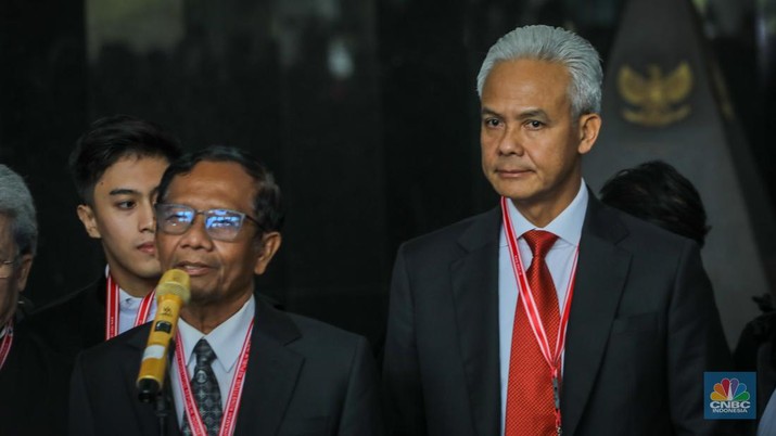 Pemohon Ganjar Pranowo dan Mahfud MD menghadiri sidang perdana sengketa hasil Pemilihan Presiden (Pilpres) 2024 di Gedung Mahkamah Konstitusi (MK), Jakarta, Rabu (27/3/2024). (CNBC Indonesia/Faisal Rahman)