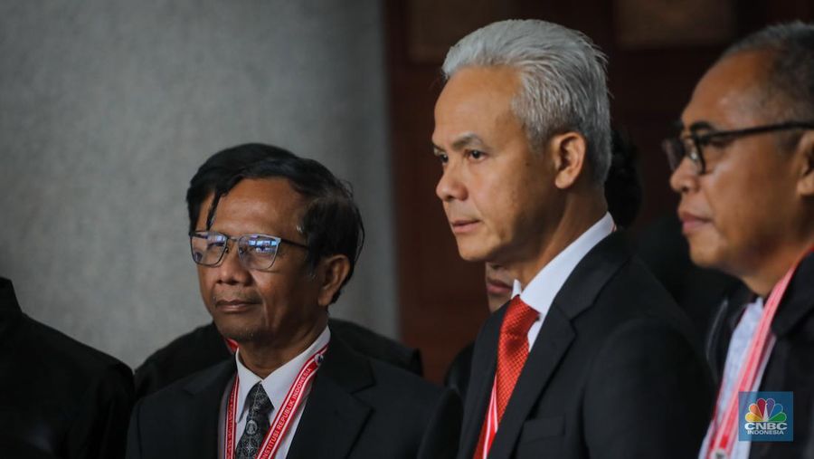 Pemohon Ganjar Pranowo dan Mahfud MD menghadiri sidang perdana sengketa hasil Pemilihan Presiden (Pilpres) 2024 di Gedung Mahkamah Konstitusi (MK), Jakarta, Rabu (27/3/2024). (CNBC Indonesia/Faisal Rahman)