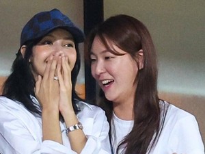 Gaya Lisa BLACKPINK Nonton Bola di Bangkok, Pakai Cincin Berlian Rp 198 Juta
