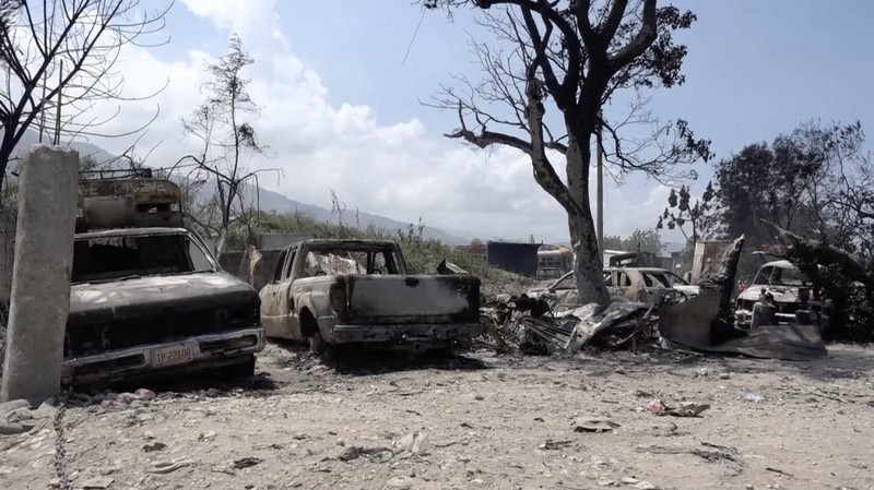 Seorang pria bereaksi di samping sisa-sisa kendaraan yang hangus di dekat istana presiden, setelah dibakar oleh geng, ketika kekerasan menyebar dan geng bersenjata memperluas kendali mereka atas ibu kota, di Port-au-Prince, Haiti, 25 Maret 2024 . Seorang pria bereaksi di samping sisa-sisa kendaraan yang hangus di dekat istana presiden, setelah dibakar oleh geng, ketika kekerasan menyebar dan geng bersenjata memperluas kendali mereka atas ibu kota, di Port-au-Prince, Haiti, 25 Maret 2024. (REUTERS/Ralph Tedy Erol)