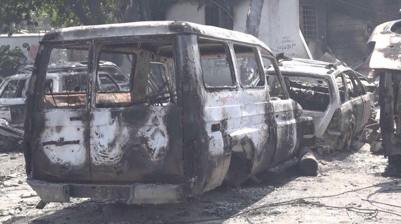 Seorang pria bereaksi di samping sisa-sisa kendaraan yang hangus di dekat istana presiden, setelah dibakar oleh geng, ketika kekerasan menyebar dan geng bersenjata memperluas kendali mereka atas ibu kota, di Port-au-Prince, Haiti, 25 Maret 2024 . Seorang pria bereaksi di samping sisa-sisa kendaraan yang hangus di dekat istana presiden, setelah dibakar oleh geng, ketika kekerasan menyebar dan geng bersenjata memperluas kendali mereka atas ibu kota, di Port-au-Prince, Haiti, 25 Maret 2024. (REUTERS/Ralph Tedy Erol)