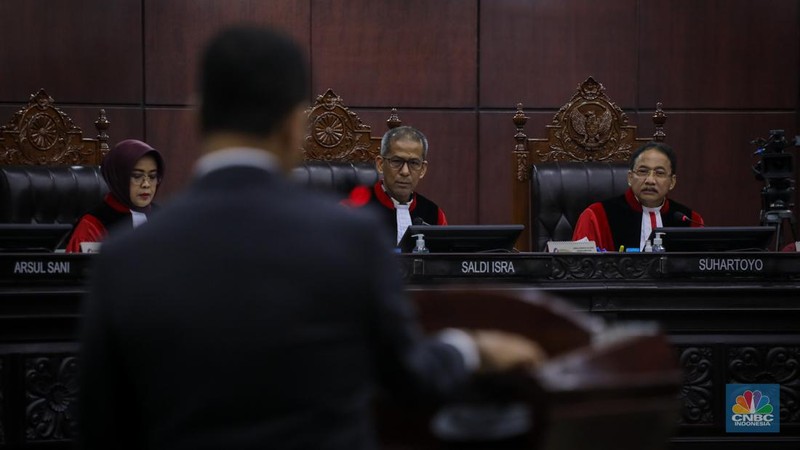 Pemohon Anies Baswedan membacakan surat permohonan pada sidang perdana sengketa hasil Pemilihan Presiden (Pilpres) 2024 di Gedung Mahkamah Konstitusi (MK), Jakarta, Rabu (27/3/2024). (վ/Faisal Rahman)