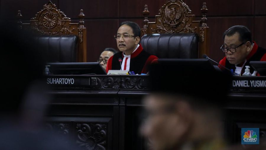 Hakim Mahkamah konstitusi saat sidang perdana sengketa hasil Pemilihan Presiden (Pilpres) 2024 di Gedung Mahkamah Konstitusi (MK), Jakarta, Rabu (27/3/2024). (CNBC Indonesia/Faisal Rahman)
