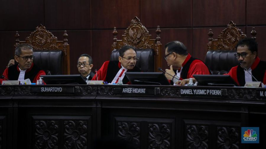 Hakim Mahkamah konstitusi saat sidang perdana sengketa hasil Pemilihan Presiden (Pilpres) 2024 di Gedung Mahkamah Konstitusi (MK), Jakarta, Rabu (27/3/2024). (CNBC Indonesia/Faisal Rahman)