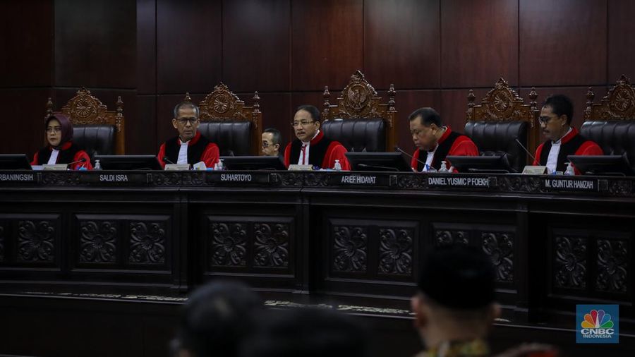 Hakim Mahkamah konstitusi saat sidang perdana sengketa hasil Pemilihan Presiden (Pilpres) 2024 di Gedung Mahkamah Konstitusi (MK), Jakarta, Rabu (27/3/2024). (CNBC Indonesia/Faisal Rahman)