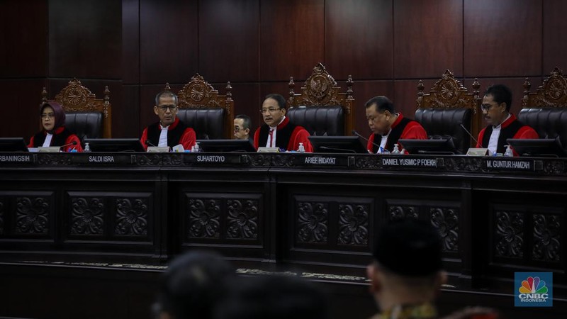 Hakim Mahkamah konstitusi saat sidang perdana sengketa hasil Pemilihan Presiden (Pilpres) 2024 di Gedung Mahkamah Konstitusi (MK), Jakarta, Rabu (27/3/2024). (CNBC Indonesia/Faisal Rahman)