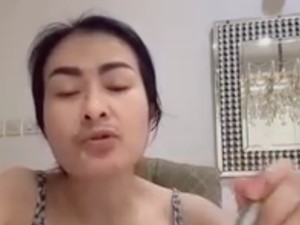 Pamer Momen Sahur, Penampilan Natural Iis Dahlia Tanpa Makeup Bikin Salfok